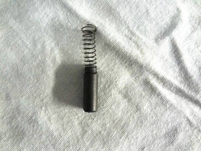 Charbon pour magneto -diametre 6 mm sur 15 mm de long avec ressort